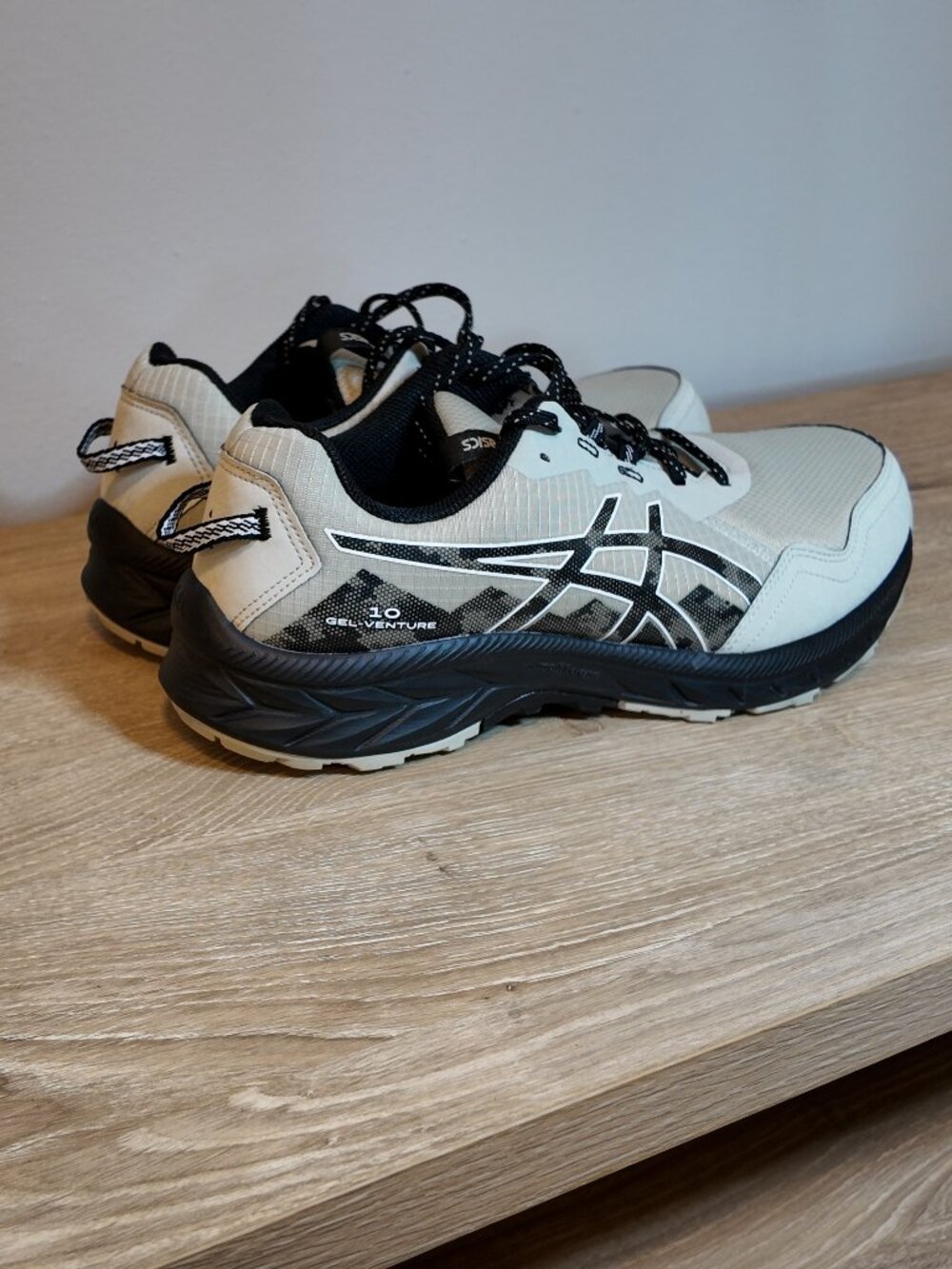 ASICS Gel-Venture 10 White Sage/ Black Men's  Size 10.5